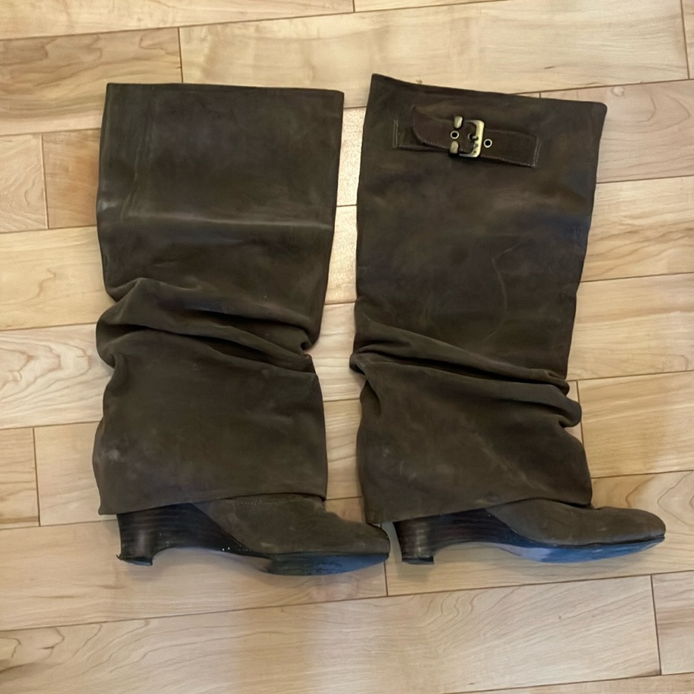 Slouchy heeled boot